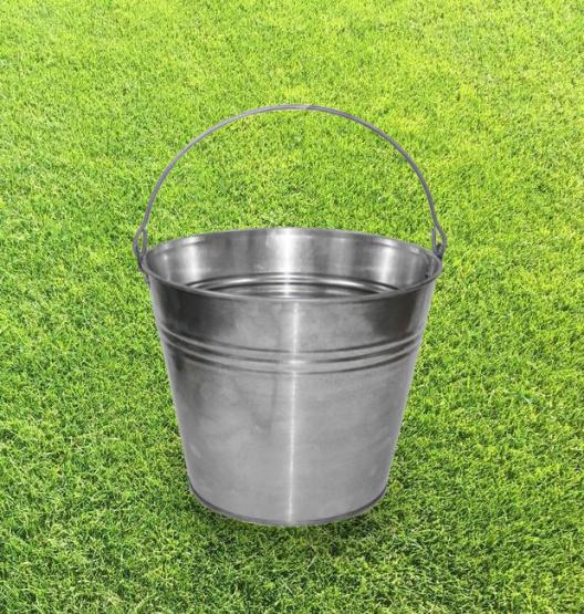 Wiadro ocynkowe o pojemności 7 litrów świetnie sprawdzi się w kuchni oraz jako element zestawu do czyszczenia.