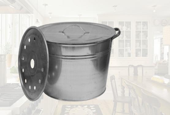 Kocioł może stanowić przydatne narzędzie w codziennych, porządkowych pracach ogrodowych.  