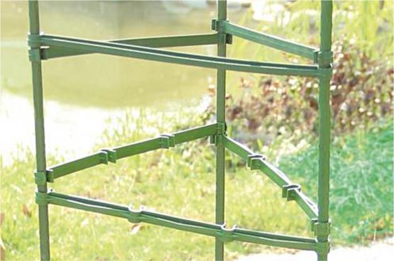 Zapobiega łamaniu roślin oraz gwarantuje prawidłowy wzrost krzewów lub małych drzewek.