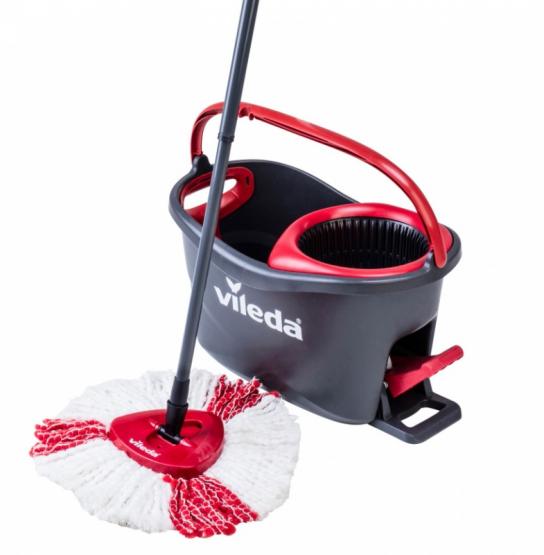Mop obrotowy w zestawie z wiadrem marki Vileda. Najważniejsze cechy:
- mikroaktywne włókna pozwalają osiągnąć niezwykłą skuteczność w czyszczeniu podłóg i usuwaniu pojedynczych zabrudzeń
- wyprofilowany otwór odpływu wody w wiaderku
- wskaźnik ilość wody
- uchwyt wiaderka zapewniający stabilne przenoszenie