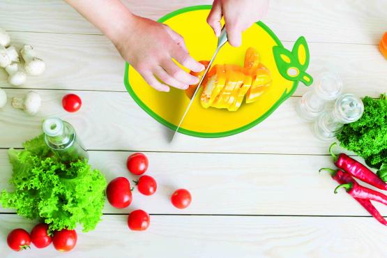 Deska do krojenia z powłoką antypoślizgową, w kształcie żółto-zielonej cytryny. Unikalny design, intensywny kolor, najwyższej jakości materiał.