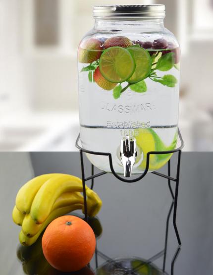 Słój z grubego szkła z wytłoczeniami Established 1898. Posiada metalową zakrętkę i kranik umożliwiający dozowanie napoju. Masywny i stabilny, z wysokiej jakości szkła. 