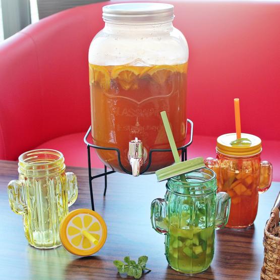 Słój z grubego szkła z wytłoczeniami Established 1898. Posiada metalową zakrętkę i kranik umożliwiający dozowanie napoju. Masywny i stabilny, z wysokiej jakości szkła. 