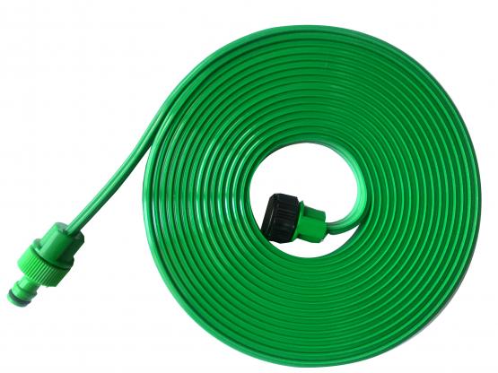 Zielony wąż - pasek z otworami, przez które sączy się woda. Perforowana rura została zaprojektowana do delikatnego podlewania roślin w ogrodzie przy pomocy specjalnej metody.