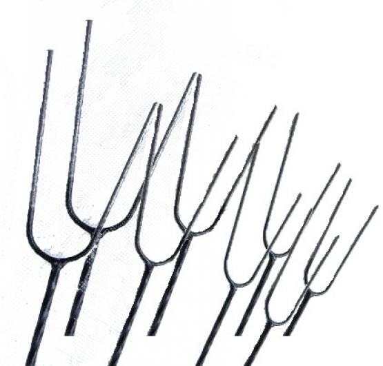 Uniwersalne widełki do pieczenia kiełbasy na ognisku. Wykonane z metalu, posiadają drewniany trzonek.