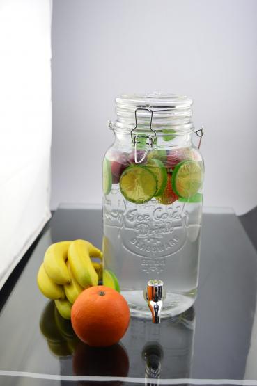 Słój z grubego szkła z wytłoczeniami. Posiada pokrywę z zamknięciem mechanicznym i kranik umożliwiający dozowanie napoju. Masywny i stabilny, z wysokiej jakości szkła.