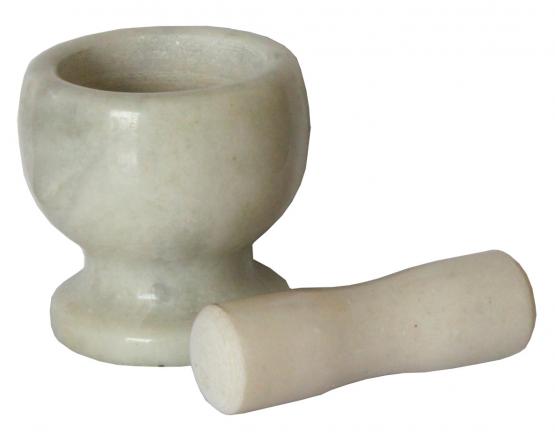 Wysokiej jakości marmurowy moździerz, niezastąpiony w każdym domu oraz profesjonalnej gastronomi. Idealnie nadaje się do ręcznego rozdrabniania ziół, przypraw oraz innych twardych produktów.