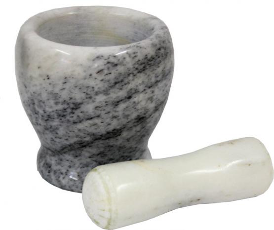 Wysokiej jakości marmurowy moździerz, niezastąpiony w każdym domu oraz profesjonalnej gastronomi. Idealnie nadaje się do ręcznego rozdrabniania ziół, przypraw oraz innych twardych produktów.