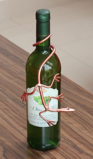 Oryginalny stojak na wino w kształcie jaszczurki