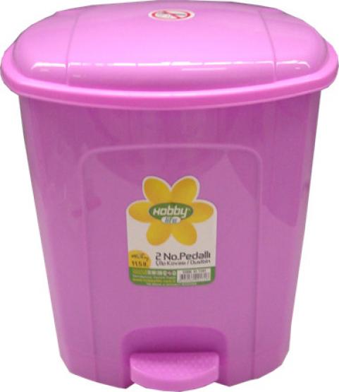 Kosz na śmierci dostępny w czterech wersjach kolorystycznych. Wykonany z wysokiej jakości tworzywa sztucznego. Posiada praktyczny pedał, który umożliwia otwarcie kosza bez użycia rąk.