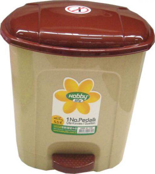 Kosz na śmierci dostępny w pięciu wersjach kolorystycznych. Wykonany z wysokiej jakości tworzywa sztucznego. Posiada praktyczny pedał, który umożliwia otwarcie kosza bez użycia rąk.