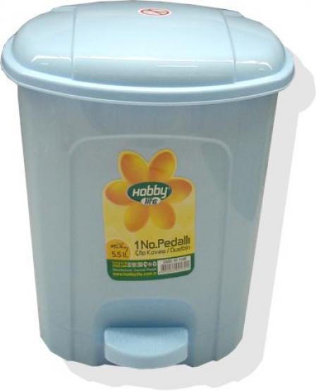 Kosz na śmierci dostępny w pięciu wersjach kolorystycznych. Wykonany z wysokiej jakości tworzywa sztucznego. Posiada praktyczny pedał, który umożliwia otwarcie kosza bez użycia rąk.