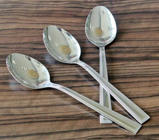 Praktyczne łyżki do zastawy stołowej. Wykonane z wysokiej jakości stali nierdzewnej, dopuszczonej do kontaktu z żywnością. Komplet zawiera 3 łyżki, które staną się wyjątkową ozdobą każdego nakrycia. Produkty pochodzą z kolekcji Milano - u nas kupisz także inne jej elementy!