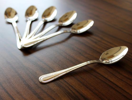 Praktyczne łyżeczki do zastawy stołowej. Wykonane z wysokiej jakości stali nierdzewnej, dopuszczonej do kontaktu z żywnością. Komplet zawiera 3 łyżeczki, które staną się wyjątkową ozdobą każdego nakrycia. Produkty pochodzą z kolekcji Natalia - u nas kupisz także inne jej elementy!