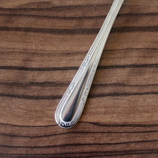 Praktyczne łyżeczki do zastawy stołowej. Wykonane z wysokiej jakości stali nierdzewnej, dopuszczonej do kontaktu z żywnością. Komplet zawiera 3 łyżeczki, które staną się wyjątkową ozdobą każdego nakrycia. Produkty pochodzą z kolekcji Natalia - u nas kupisz także inne jej elementy!