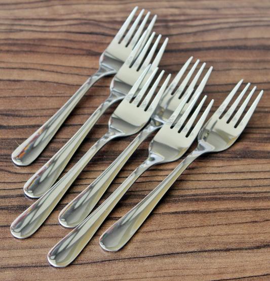 Praktyczne widelce deserowe do ciast i innych wypieków. Wykonane z wysokiej jakości stali nierdzewnej, dopuszczonej do kontaktu z żywnością. 