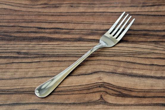 Praktyczne widelce deserowe do ciast i innych wypieków. Wykonane z wysokiej jakości stali nierdzewnej, dopuszczonej do kontaktu z żywnością. Komplet zawiera 3 widelczyki, które staną się wyjątkową ozdobą każdego nakrycia. Widelczyki pochodzą z kolekcji Classic - u nas kupisz także inne jej elementy!