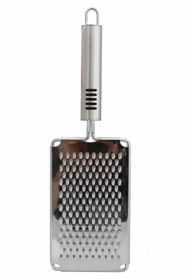 Tarka z wysokiej jakości stali nierdzewnej. Posiada wygodną rączkę i jest niezastąpiona w każdej kuchni podczas gotowania i pieczenia. Z łatwością ściera ser, warzywa, owoce i inne produkty na drobne wiórki.