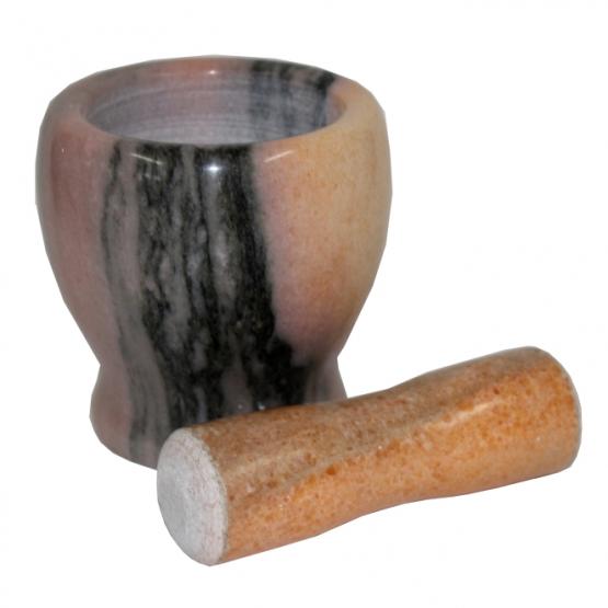 Moździerz wykonany z marmuru. Niezbędny podczas przygotowywania własnych mieszanek przypraw i ziół.