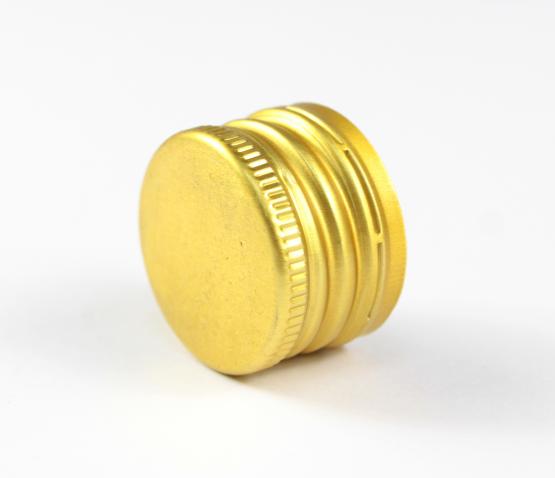 Złota zakrętka o średnicy 28 mm i wysokości 18 mm. Zakrętka wyposażona jest w uszczelkę, która gwarantuje szczelne zamknięcie butelek. Umożliwia przechowywanie różnego rodzaju soków i syropów oraz alkoholi takich jak nalewka, miód pitny, wódka itd. 