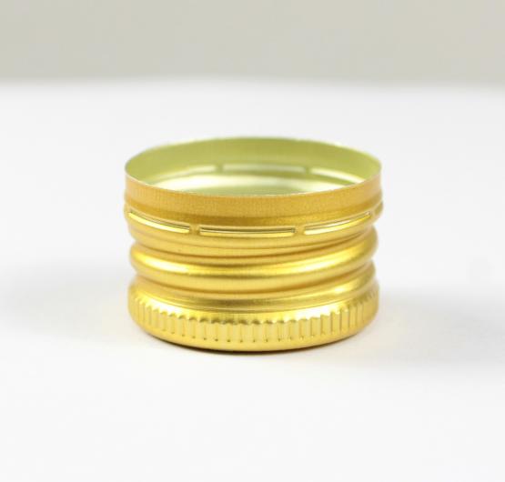 Złota zakrętka o średnicy 28 mm i wysokości 18 mm. Zakrętka wyposażona jest w uszczelkę, która gwarantuje szczelne zamknięcie butelek. Umożliwia przechowywanie różnego rodzaju soków i syropów oraz alkoholi takich jak nalewka, miód pitny, wódka itd. 