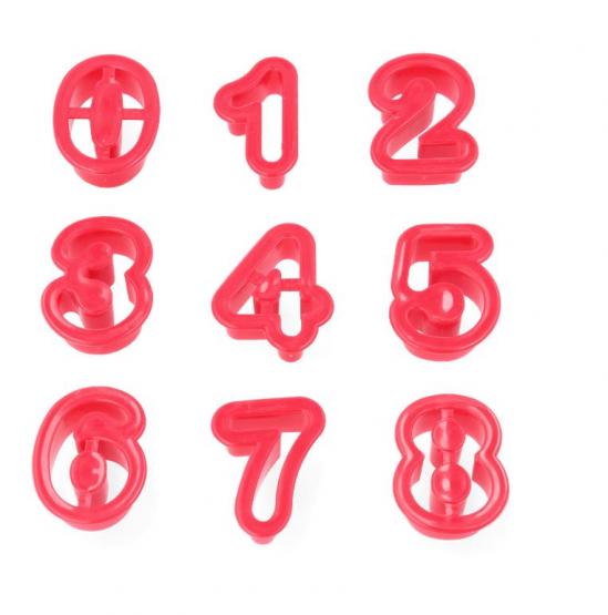 Wykrawacze / formy do ciast w kształcie cyfr to świetny pomysł na wspólne pieczenie razem z dziećmi. W ten sposób można połączyć doskonałą zabawę razem z nauką. Idealnie nadają się także gdy potrzebujesz udekorować cyframi tort lub ciasto.