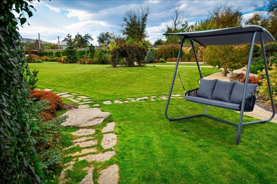 HUŚTAWKA OGRODOWA Z PLECIONYMI PODŁOKIETNIKAMI 180 x 139 x 185 CM ANTRACYTOWA PREMIUM 