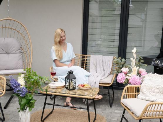 Zestaw Mebli Ogrodowych (Sofa + 2 Krzesła + Stolik) - Brązowy z Szarymi Poduszkami