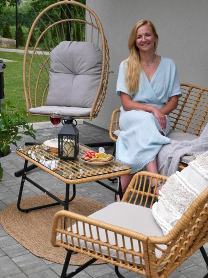 Zestaw Mebli Ogrodowych (Sofa + 2 Krzesła + Stolik) - Brązowy z Szarymi Poduszkami