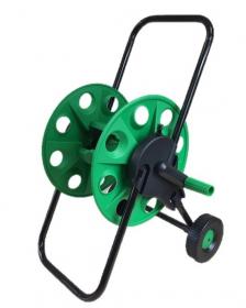 Wózek na wąż ogrodowy. Praktyczny, lekki, wytrzymały, a dodatkowo wyprodukowany z najwyższej jakości PCV oraz lekkiego aluminium. Sprosta wszystkim zadaniom stawianym nawet przez najbardziej wymagających miłośników zieleni.