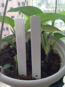 Do podpisywania roślin można użyć markera lub ołówka. Przydatne przez wiele sezonów.