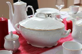 Fabryka Ćmielów to jedna z najstarszych marek polskiej porcelany. Jej początki sięgają XIX wieku. Porcelana jest doceniana zarówno w codziennym użytkowaniu, jak i przy wyborze serwisu na specjalne okazje.