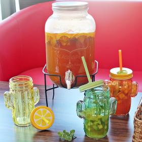 W komplecie metalowa podstawka, dzięki której można bez problemu podłożyć wysoką szklankę pod kranik. 