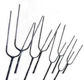 Uniwersalne widełki do pieczenia kiełbasy na ognisku. Wykonane z metalu, posiadają drewniany trzonek.