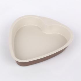Tortownica / forma w kształcie serca. Posiada ochronną powłokę nonstick, zabezpieczającą przed przywieraniem.