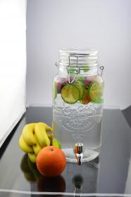 Słój z grubego szkła z wytłoczeniami. Posiada pokrywę z zamknięciem mechanicznym i kranik umożliwiający dozowanie napoju. Masywny i stabilny, z wysokiej jakości szkła.