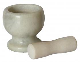 Wysokiej jakości marmurowy moździerz, niezastąpiony w każdym domu oraz profesjonalnej gastronomi. Idealnie nadaje się do ręcznego rozdrabniania ziół, przypraw oraz innych twardych produktów.