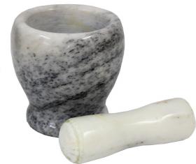 Wysokiej jakości marmurowy moździerz, niezastąpiony w każdym domu oraz profesjonalnej gastronomi. Idealnie nadaje się do ręcznego rozdrabniania ziół, przypraw oraz innych twardych produktów.