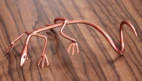 Oryginalny stojak na wino w kształcie jaszczurki