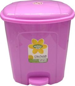 Kosz na śmierci dostępny w czterech wersjach kolorystycznych. Wykonany z wysokiej jakości tworzywa sztucznego. Posiada praktyczny pedał, który umożliwia otwarcie kosza bez użycia rąk.