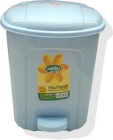 Kosz na śmierci dostępny w pięciu wersjach kolorystycznych. Wykonany z wysokiej jakości tworzywa sztucznego. Posiada praktyczny pedał, który umożliwia otwarcie kosza bez użycia rąk.