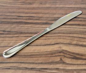 Praktyczne noże do zastawy stołowej. Wykonane z wysokiej jakości stali nierdzewnej, dopuszczonej do kontaktu z żywnością. Komplet zawiera 3 noże, które staną się wyjątkową ozdobą każdego nakrycia. Produkty pochodzą z kolekcji Classic  u nas kupisz także inne jej elementy!