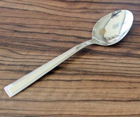 Praktyczne łyżki do zastawy stołowej. Wykonane z wysokiej jakości stali nierdzewnej, dopuszczonej do kontaktu z żywnością. Komplet zawiera 3 łyżki, które staną się wyjątkową ozdobą każdego nakrycia. Produkty pochodzą z kolekcji Milano  u nas kupisz także inne jej elementy!