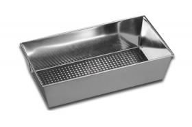 Uniwersalna brytfanna fakturowana do pieczenia w kolorze srebrnym. Produkt posiada świadectwo jakości zdrowotnej.