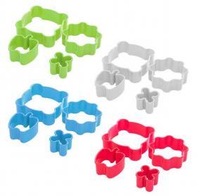 Komplet 4 foremek powoli na stworzenie ciekawych i oryginalnych wypieków. W zestawie znajdują się m.in taki kształt jak kwiatek czy jabłko. Foremki są proste w użyciu i bezpieczne co pozwala na zaangażowanie do wycinania dzieci. Pieczenie ciastek o niebanalnych kształtach stanie się świetną zabawą.