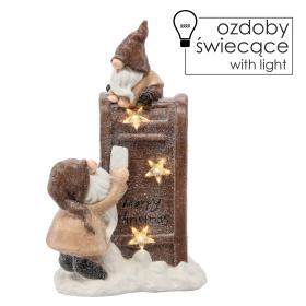 FIGURKA BOŻONAR.  PARA SKRZATÓW PRZY SKRZYNCE NA LISTY 39.5 CM LED