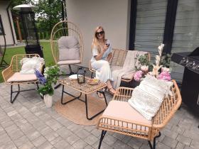 Zestaw Mebli Ogrodowych (Sofa + 2 Krzesła + Stolik)  Brązowy z Szarymi Poduszkami