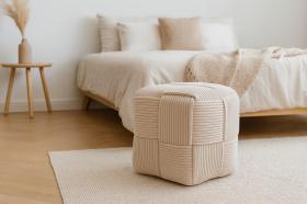 PUFA KOSTKA PLECIONA 40 X 40 X 40 CM KREMOWA 